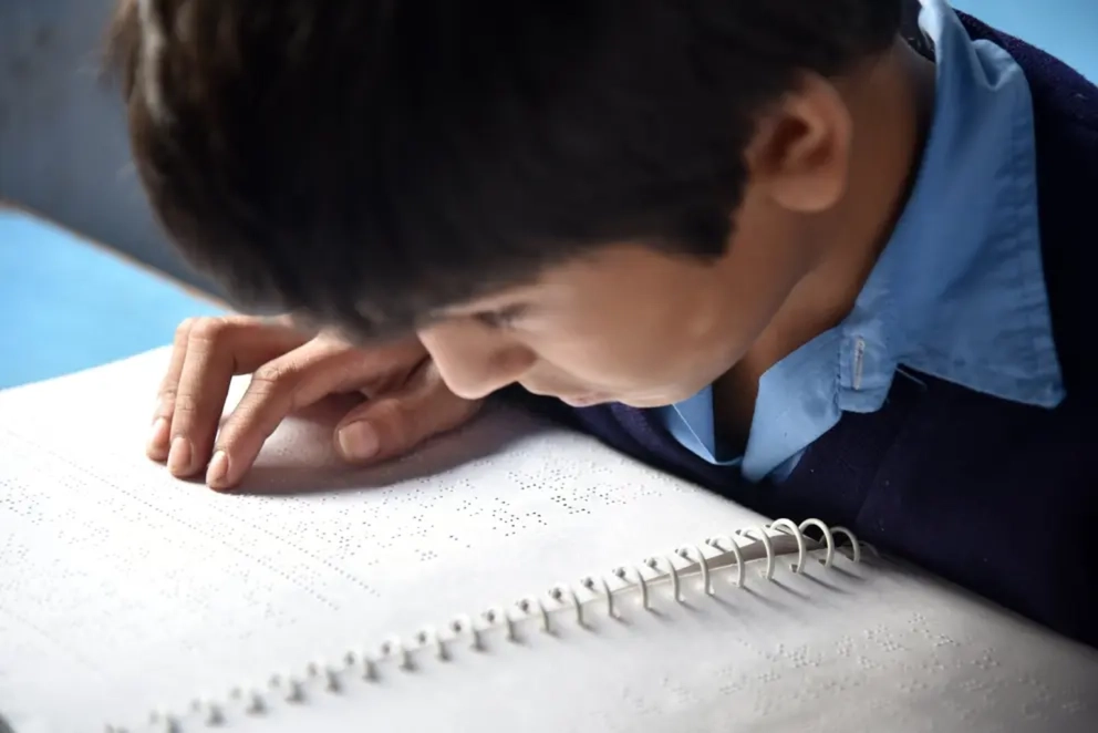 नेत्रहीन छात्रों को पाठ्यक्रम वितरण